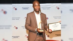 Mr Mphathesithe Mkhize, doctoral student in Public Policy with his award.